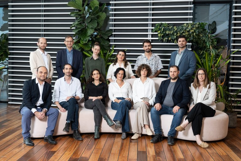 כל צוות המתכנה על כורסה