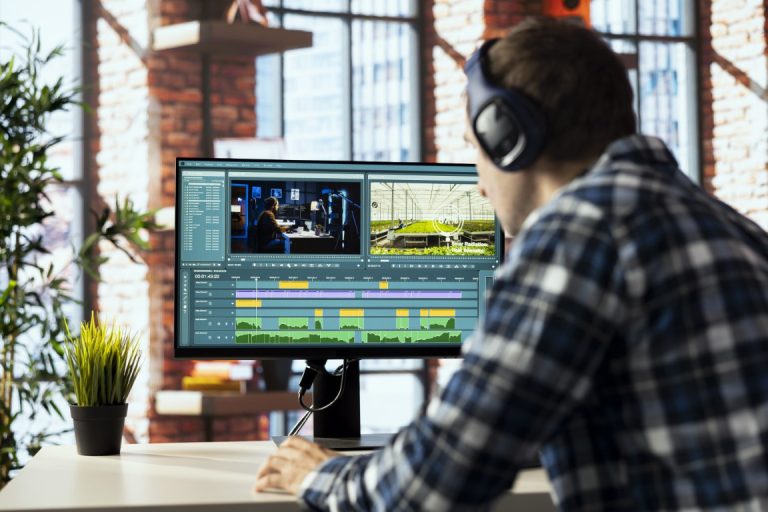 עורך וידאו מול מסך